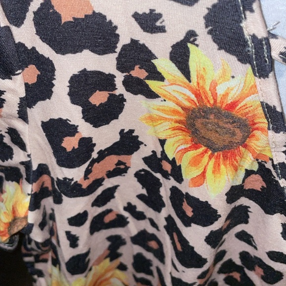 *Keeping* Cheetah Sunflower Top 🌻 🐆 - Picture 6 of 13